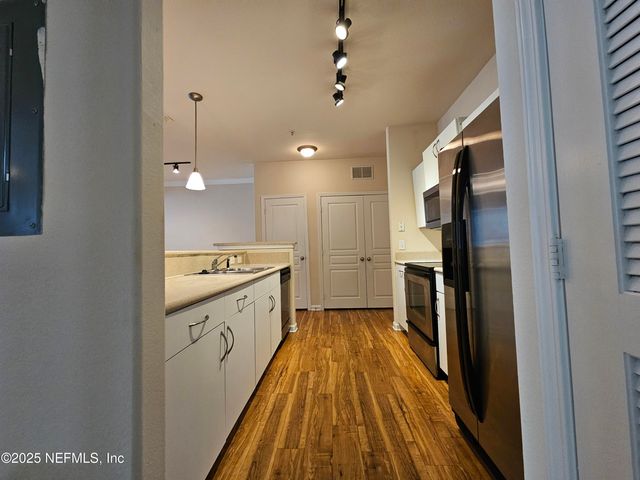 8290 GATE Parkway 806, Jacksonville, FL 32216