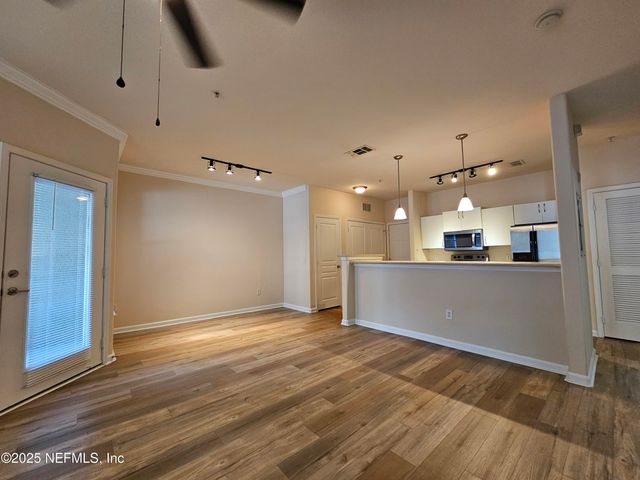 8290 GATE Parkway 806, Jacksonville, FL 32216