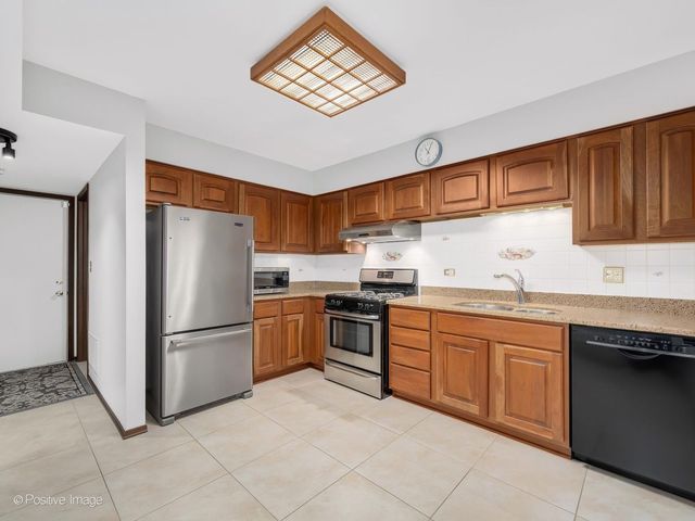 131 White Birch Lane, Westmont, IL 60559
