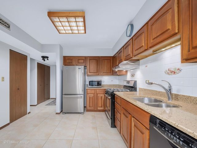 131 White Birch Lane, Westmont, IL 60559
