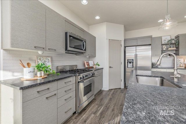 2415 W Sheridan Ave, Nampa, ID 83686