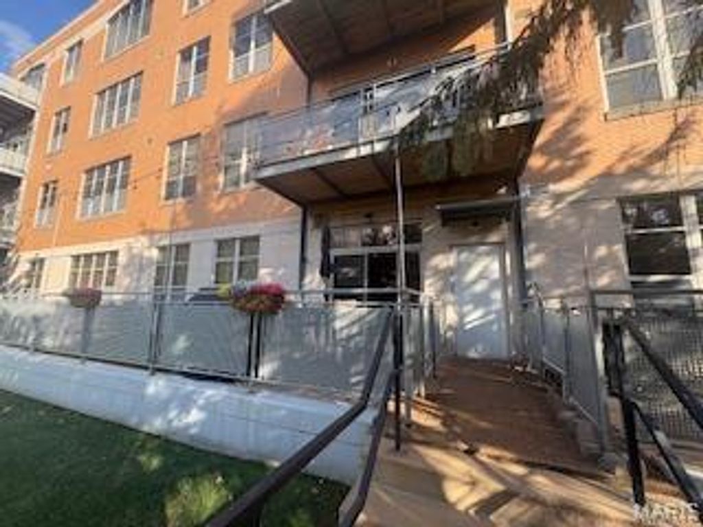 630 Emerson Road 104, Creve Coeur, MO 63141