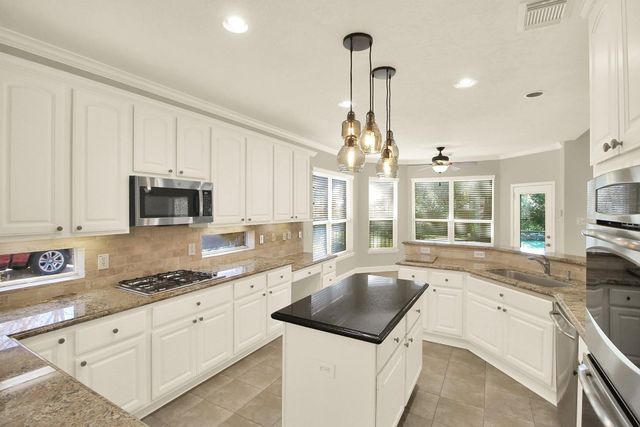 601 Forest Bend Lane, Friendswood, TX 77546