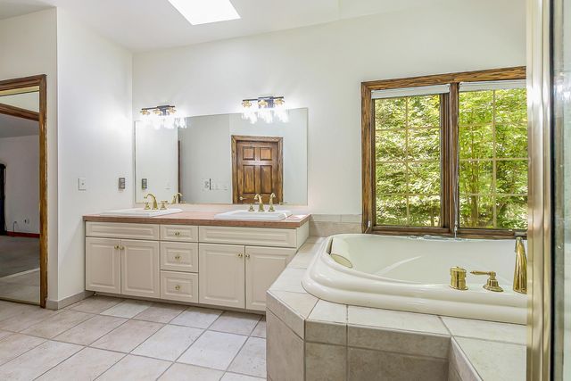 8208 Parker Road, Saline, MI 48176