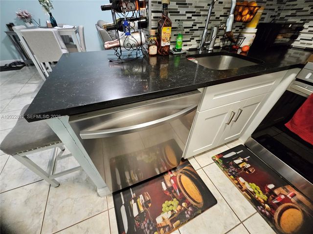 212 Lake Pointe Dr 113, Oakland Park, FL 33309