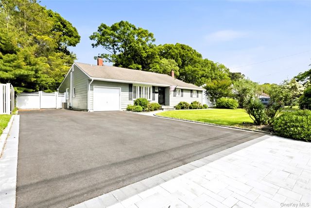 957 Gardiner Drive, Bay Shore, NY 11706