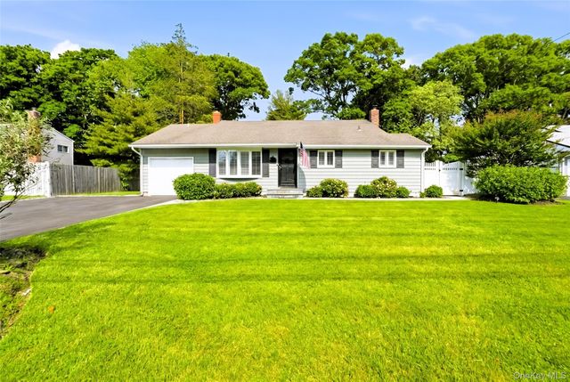 957 Gardiner Drive, Bay Shore, NY 11706