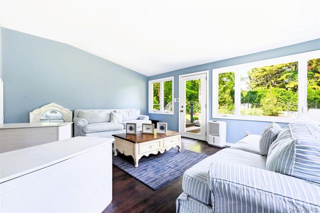 957 Gardiner Drive, Bay Shore, NY 11706