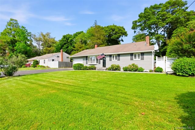 957 Gardiner Drive, Bay Shore, NY 11706