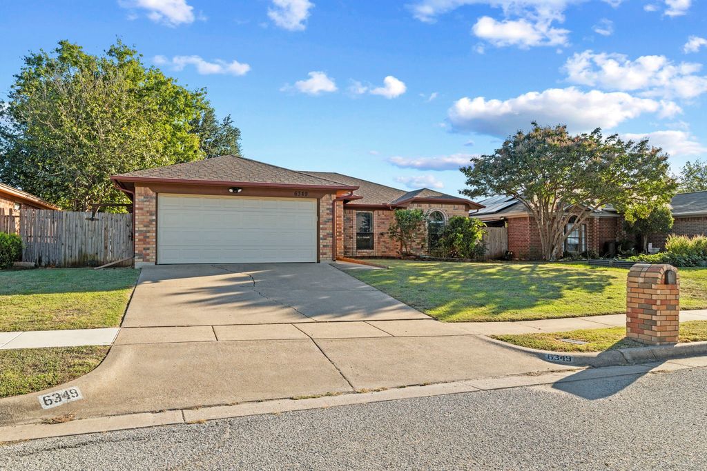 6349 Hunters Glen Drive, Watauga, TX 76148