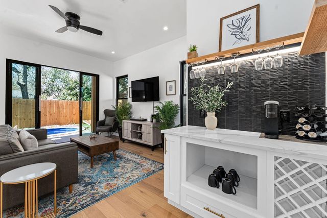 910 Tillery ST A, Austin, TX 78702