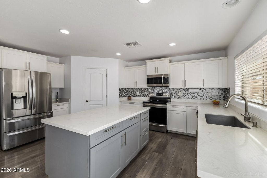 Image 10 of property listing at 43549 W ELIZABETH Avenue, Maricopa, AZ 85138