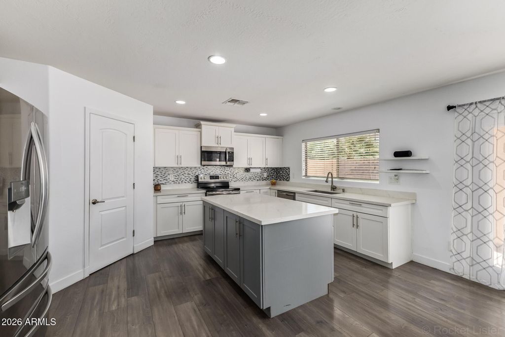 Image 9 of property listing at 43549 W ELIZABETH Avenue, Maricopa, AZ 85138