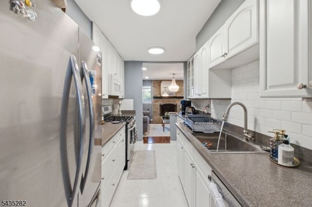 31 Chelsea Way, Bridgewater Twp., NJ 08807