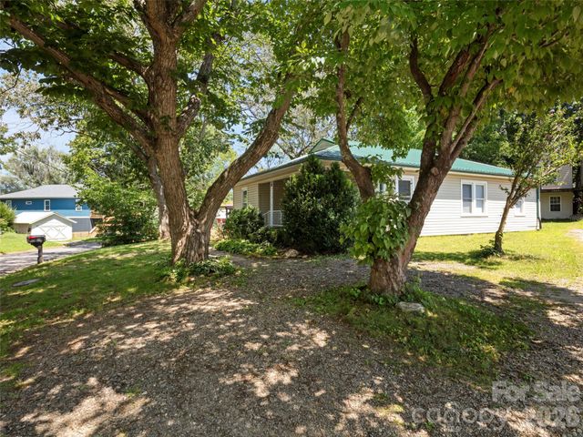 122 Edwards Avenue, Swannanoa, NC 28778