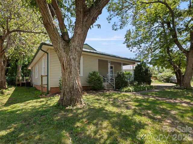 122 Edwards Avenue, Swannanoa, NC 28778
