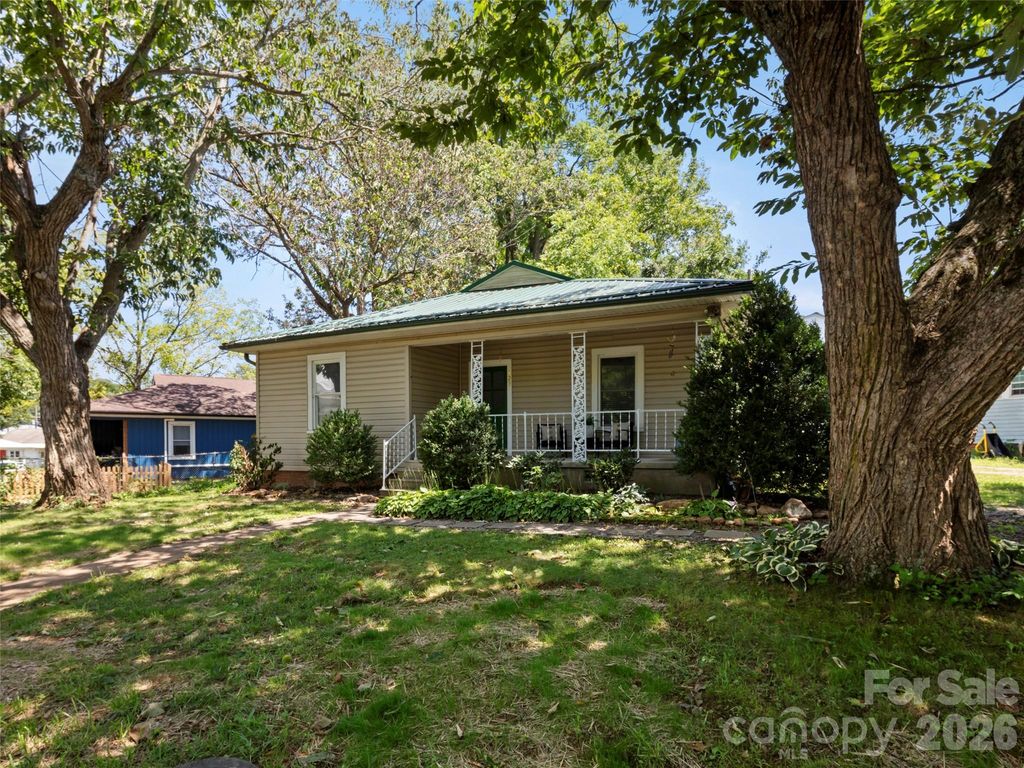 122 Edwards Avenue, Swannanoa, NC 28778