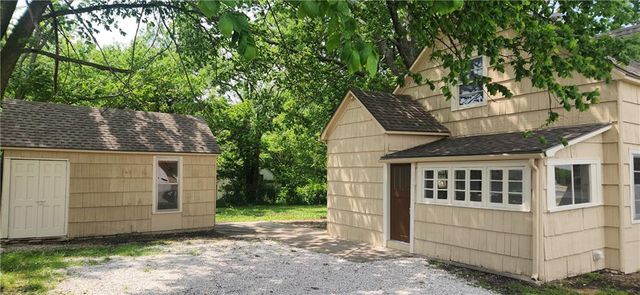 202 S Metcalf Road, Louisburg, KS 66053