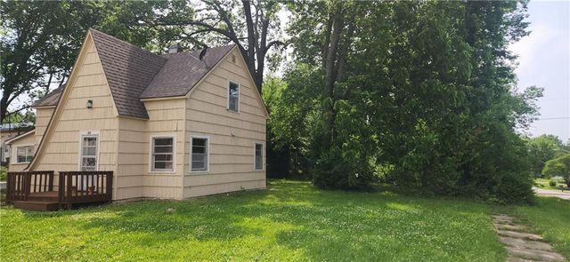 202 S Metcalf Road, Louisburg, KS 66053
