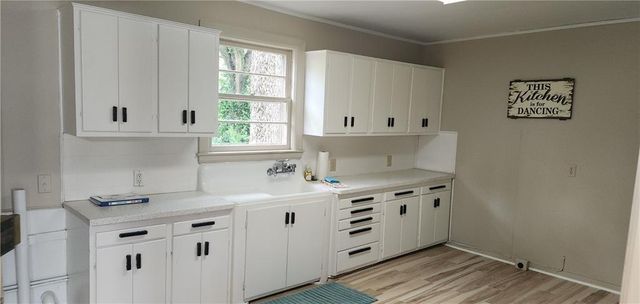 202 S Metcalf Road, Louisburg, KS 66053