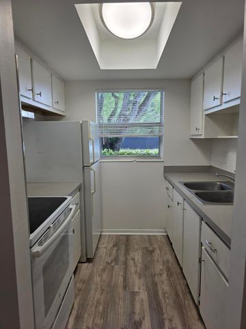 640 SE 2nd Avenue 111, Boynton Beach, FL 33435