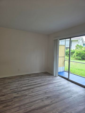 640 SE 2nd Avenue 111, Boynton Beach, FL 33435