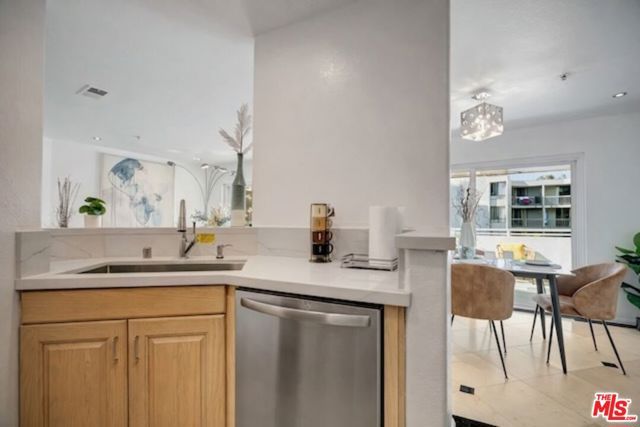 650 Kelton Avenue 301, Los Angeles, CA 90024