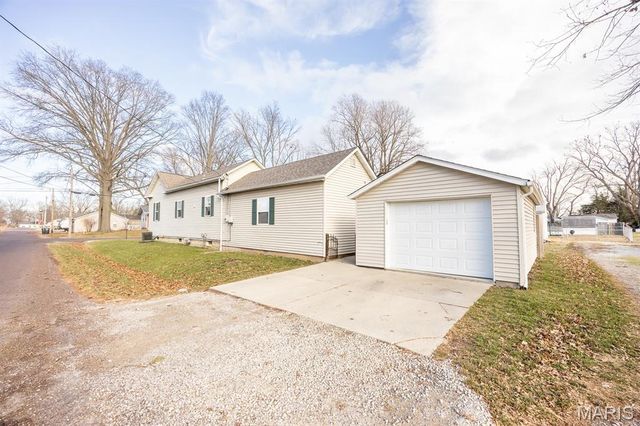 824 W State Street, Mascoutah, IL 62258