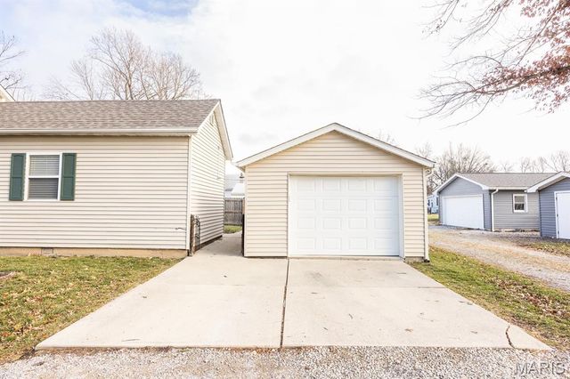 824 W State Street, Mascoutah, IL 62258