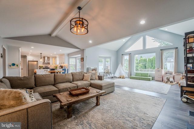303 OAKCREST MANOR DR NE, Leesburg, VA 20176