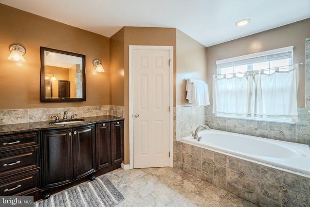 303 OAKCREST MANOR DR NE, Leesburg, VA 20176