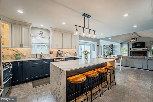 303 OAKCREST MANOR DR NE, Leesburg, VA 20176