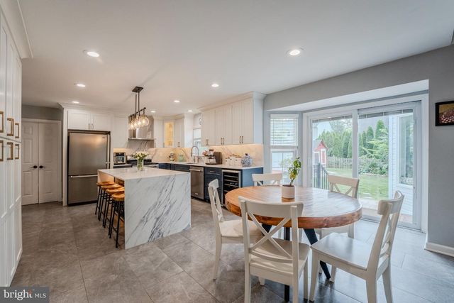 303 OAKCREST MANOR DR NE, Leesburg, VA 20176