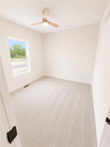 2716 Stone Creek Avenue, Tonganoxie, KS 66086