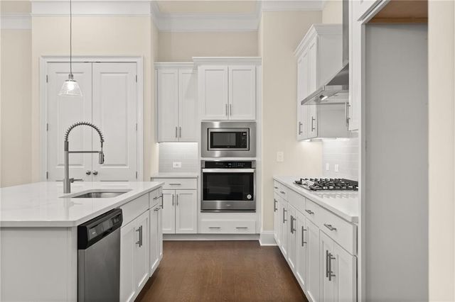 136 Village Green Avenue, Woodstock, GA 30189