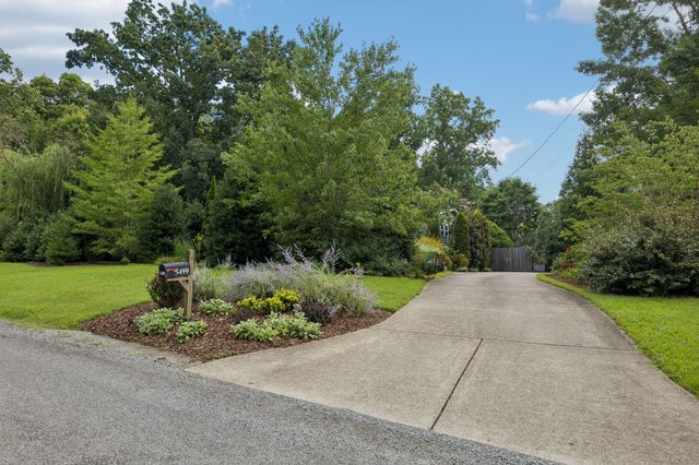 5499 Old Sams Creek Rd, Pegram, TN 37143