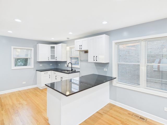 10036 S Saint Lawrence Avenue, Chicago, IL 60628