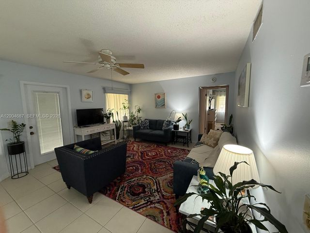 208 Pine Hov Cir A-2, Green Acres, FL 33463