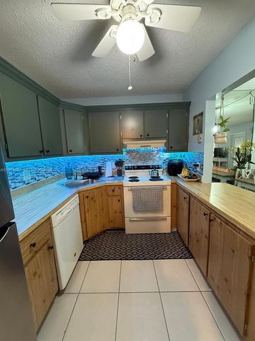 208 Pine Hov Cir A-2, Green Acres, FL 33463