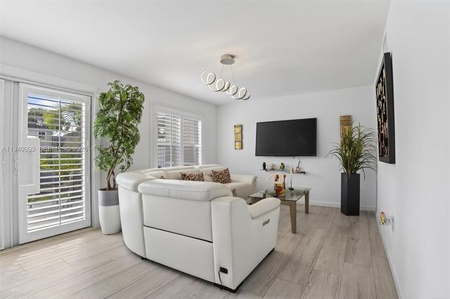 7110 SW 54th St, Miami, FL 33155