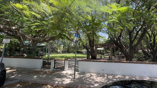 51 Edgewater Drive 4, Coral Gables, FL 33133