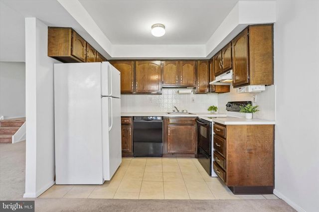 5200 HILLTOP DR #E17, Brookhaven, PA 19015