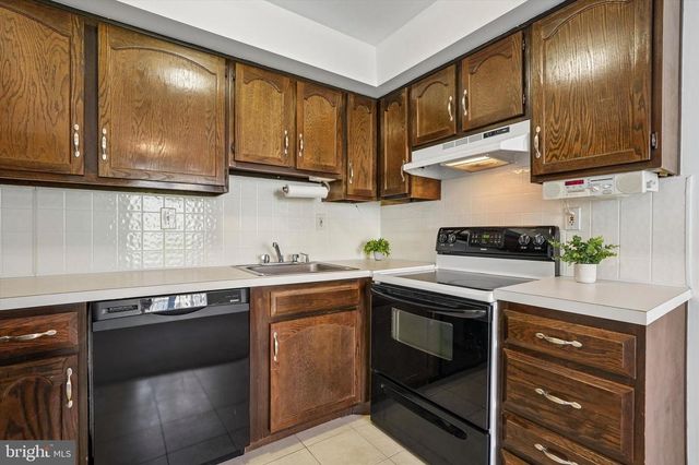5200 HILLTOP DR #E17, Brookhaven, PA 19015