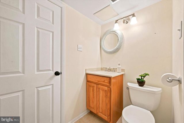 5200 HILLTOP DR #E17, Brookhaven, PA 19015