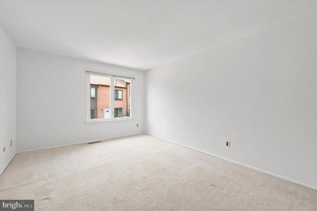 5200 HILLTOP DR #E17, Brookhaven, PA 19015