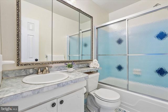 5200 HILLTOP DR #E17, Brookhaven, PA 19015