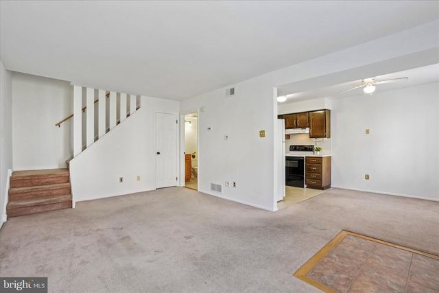 5200 HILLTOP DR #E17, Brookhaven, PA 19015