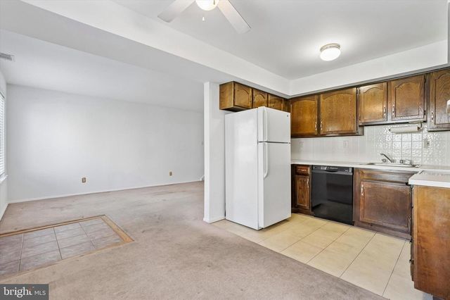 5200 HILLTOP DR #E17, Brookhaven, PA 19015