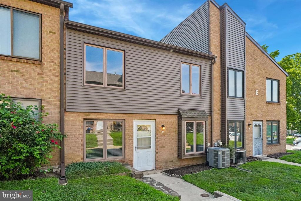5200 HILLTOP DR #E17, Brookhaven, PA 19015