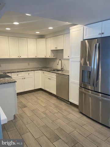 6 VERNON CT, Sicklerville, NJ 08081